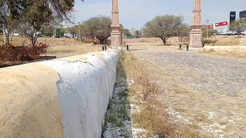 Parte de la zona restaurada ya se encuentra de nuevo descarapelada.